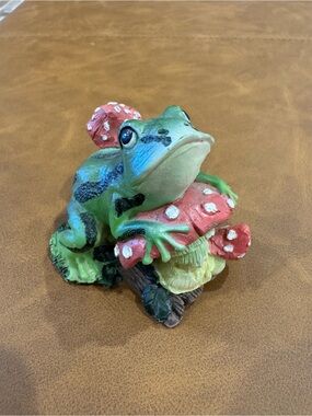 Source Unknown Green Frog on Red Mushroom Figurine